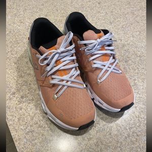 Onclouds size 9.5 Barley used looking for a new home